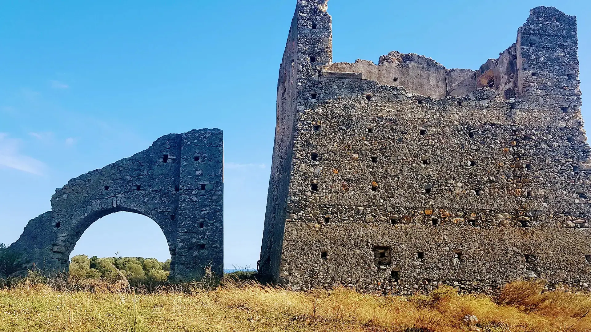 Torre Cavallara: sentinella della costa e scrigno di storia mediterranea\n