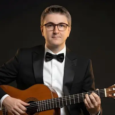 Maurizio Scicchitano conquista il web con i brani “Pensaci” e “Chissà”: l’appello ad Andrea Bocelli diventa un caso mediatico\n