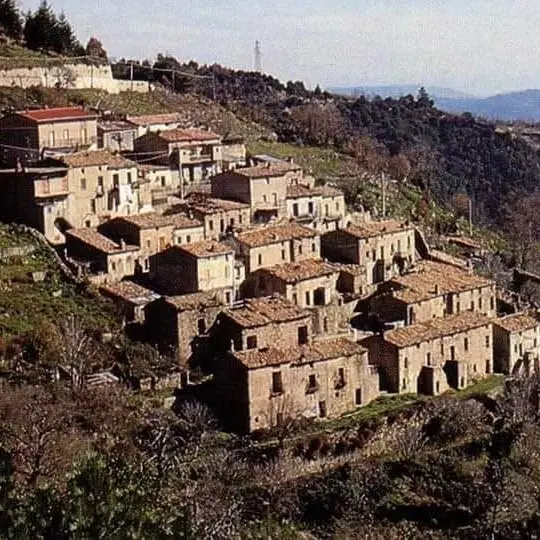 A Fantino sono rimasti in quattro: un pezzo di San Giovanni in Fiore muore mentre la memoria prova a salvarlo\n