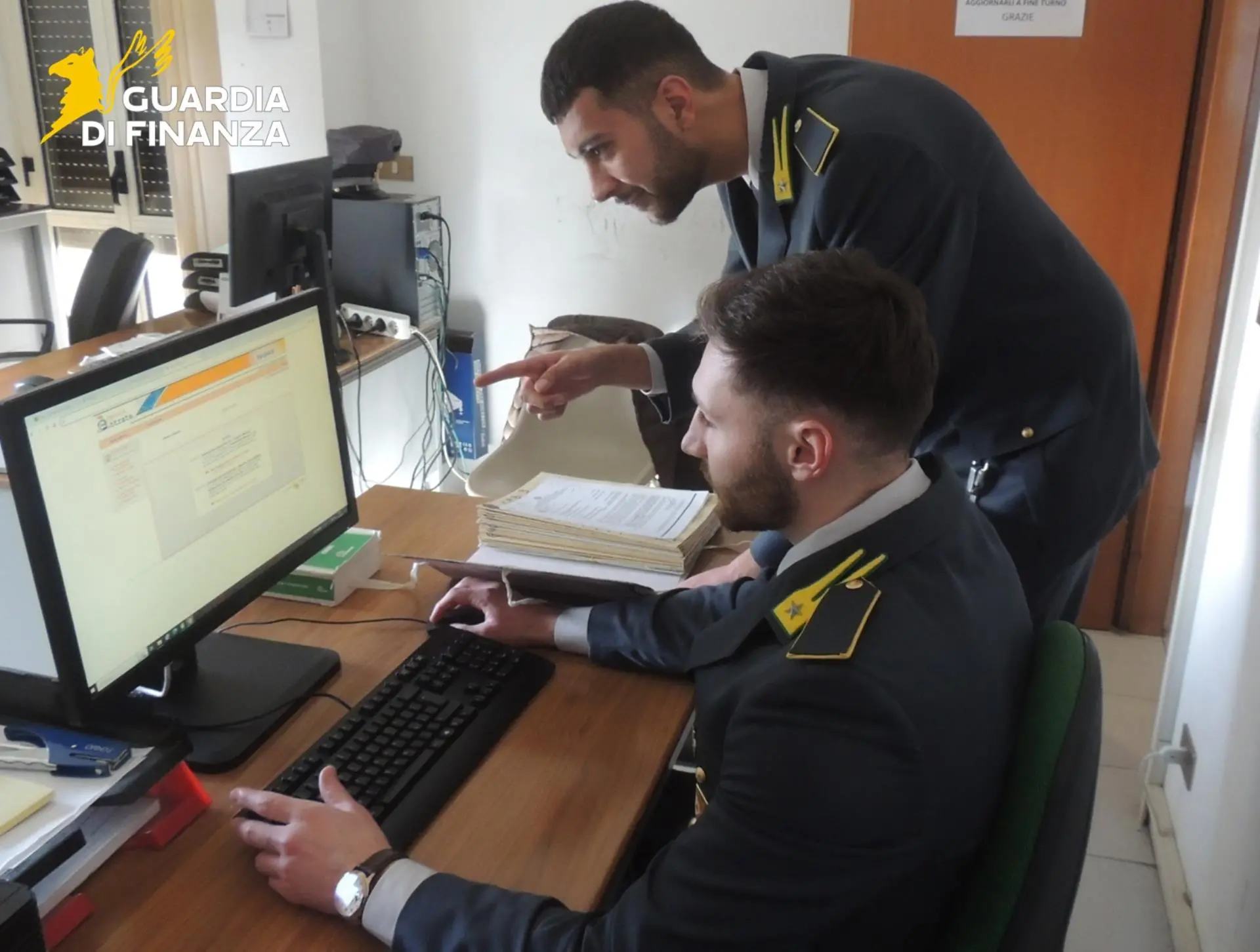 <p>Oltre 160mila euro dalle casse dell’Ordine dei commercialisti per spese personali: in carcere l’ex presidente di Castrovillari</p>