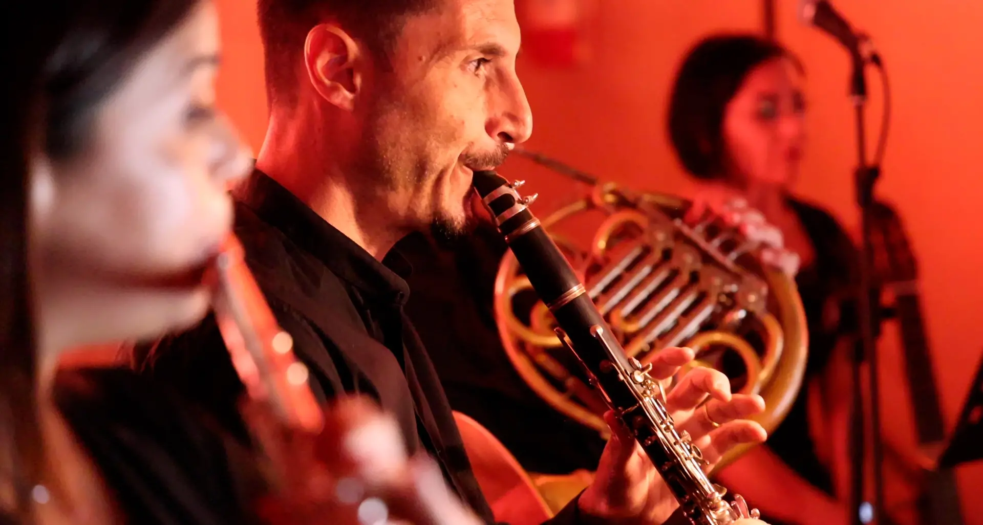 La magia di “Night Lights” a LaC Storie: il concerto di Antonio Pontoriero tra musica, luci e suggestioni\n