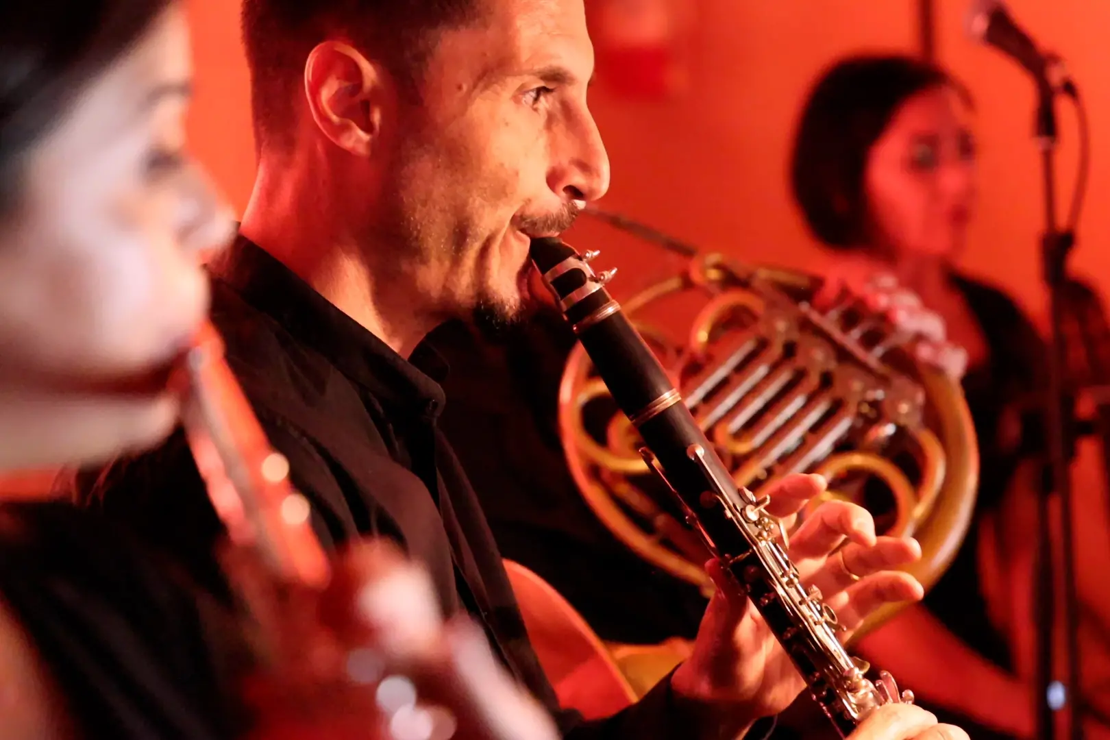La magia di “Night Lights” a LaC Storie: il concerto di Antonio Pontoriero tra musica, luci e suggestioni\n