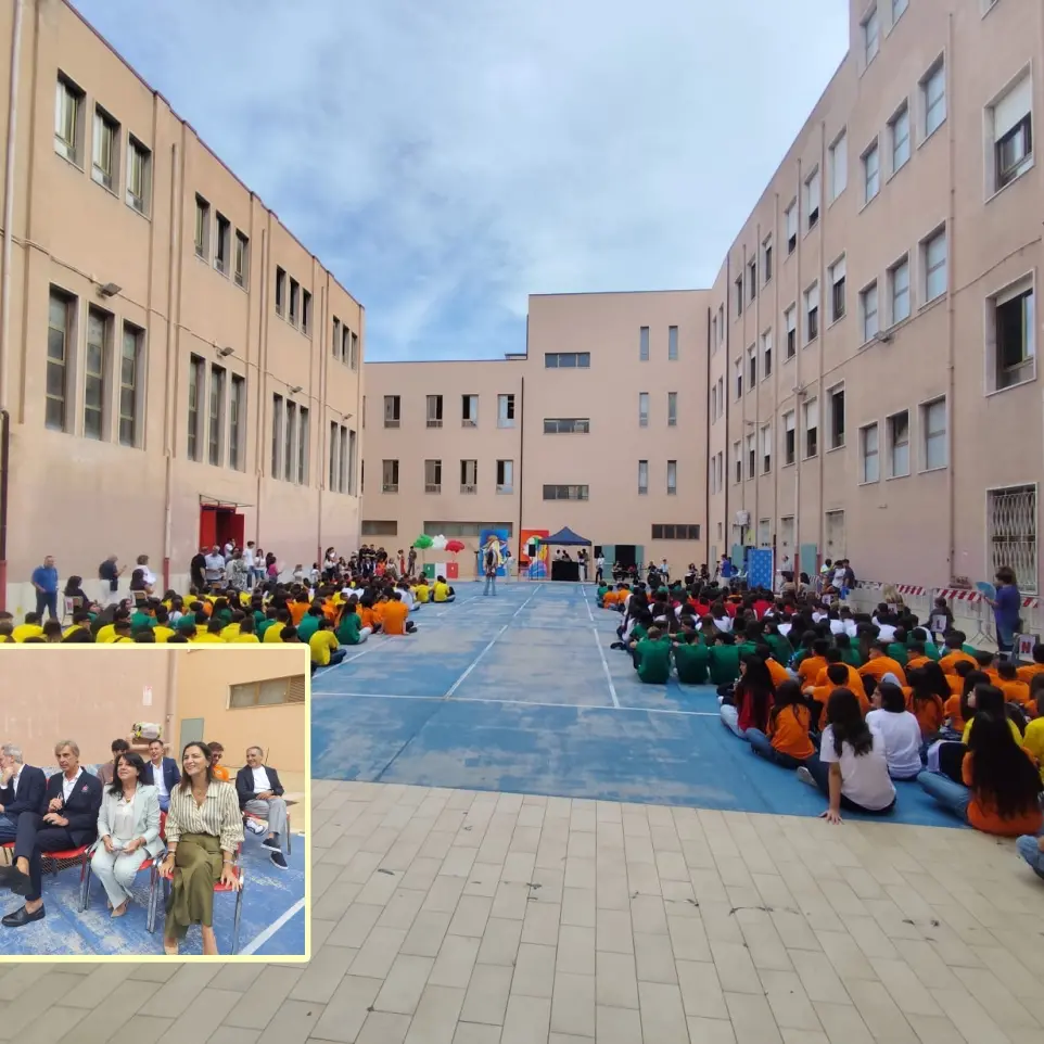 Anche Reggio suona la prima campanella, al Liceo “Da Vinci” il messaggio dell’assessore Micheli: «Fiducia nel futuro e guardare in alto»\n