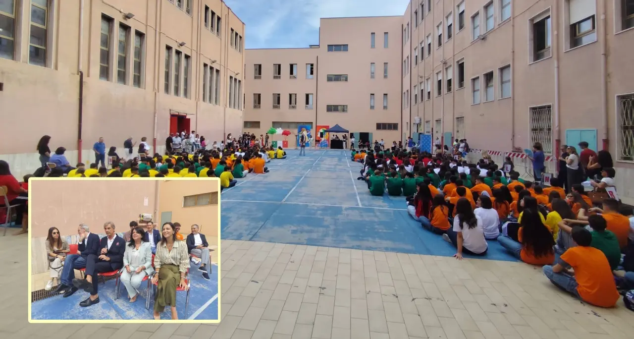 Anche Reggio suona la prima campanella, al Liceo “Da Vinci” il messaggio dell’assessore Micheli: «Fiducia nel futuro e guardare in alto»\n