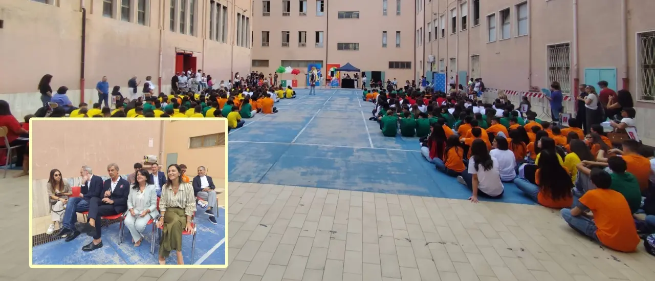 Anche Reggio suona la prima campanella, al Liceo “Da Vinci” il messaggio dell’assessore Micheli: «Fiducia nel futuro e guardare in alto»\n