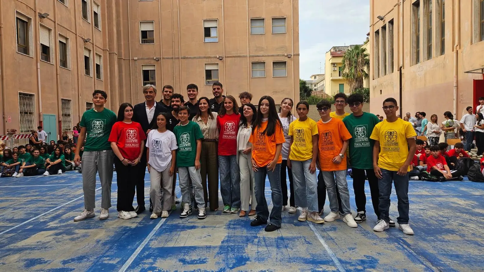 La Domotek Volley al primo giorno di scuola: abbraccio agli studenti del Liceo \"Da Vinci\"\n