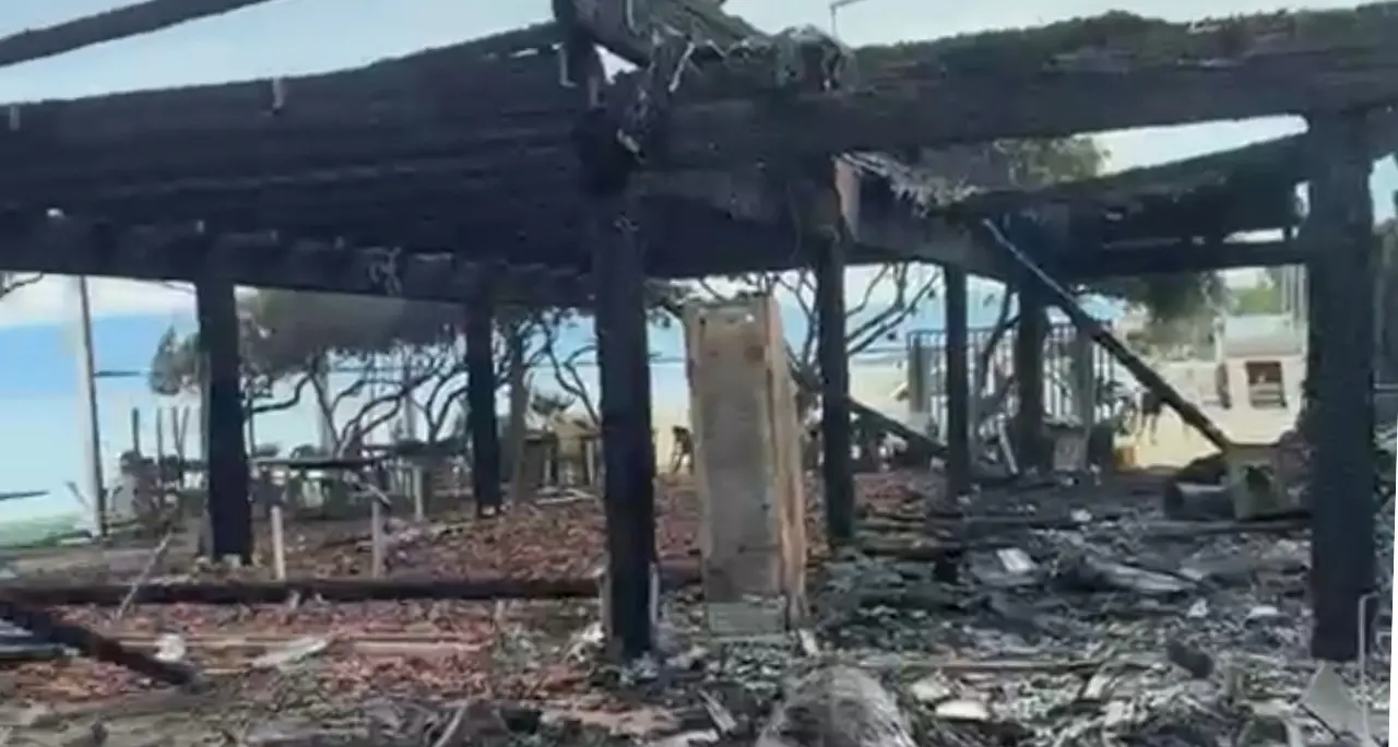 Pizzo, devastante incendio alla Marinella: il Lido Acqua Azzurra distrutto dalle fiamme, l’ipotesi del corto circuito\n