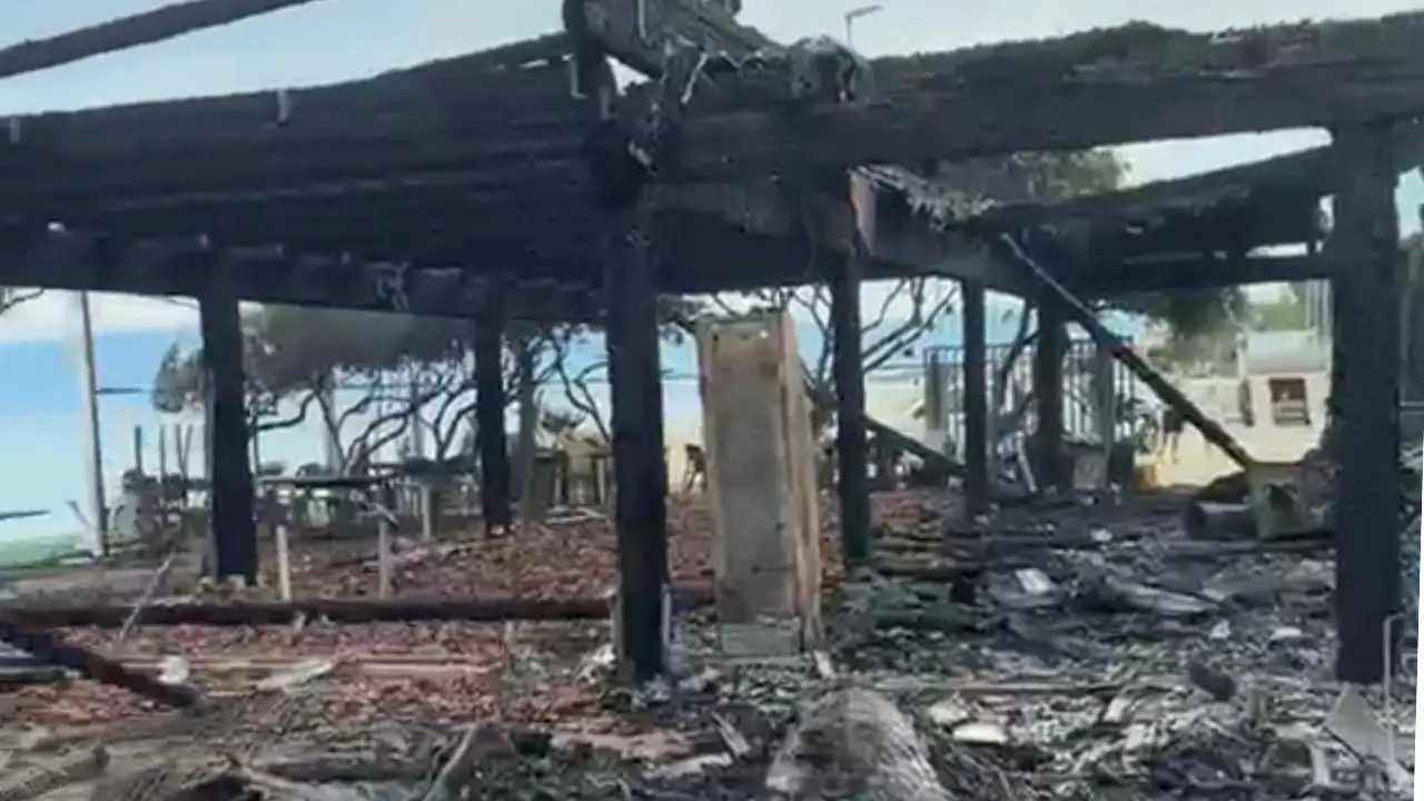 Pizzo, devastante incendio alla Marinella: il Lido Acqua Azzurra distrutto dalle fiamme, l’ipotesi del corto circuito\n