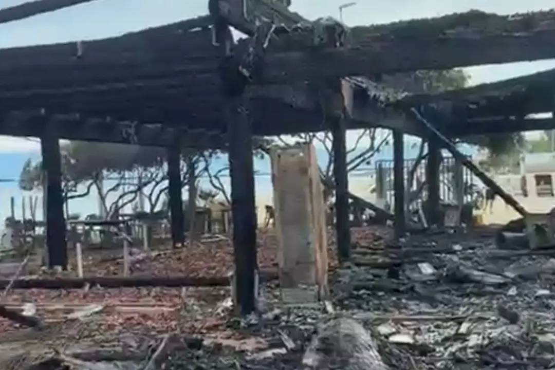 <p>Pizzo, devastante incendio alla Marinella: il <span style=\"color:hsl(0, 75%, 60%);\">Lido Acqua Azzurra distrutto</span> dalle fiamme, l’ipotesi del corto circuito</p>