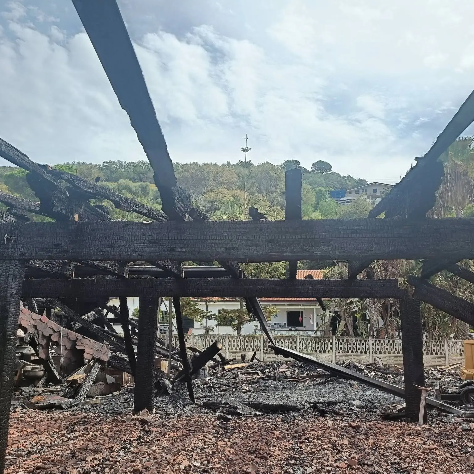 Pizzo, devastante incendio alla Marinella: il Lido Acqua Azzurra distrutto dalle fiamme, l’ipotesi del corto circuito\n
