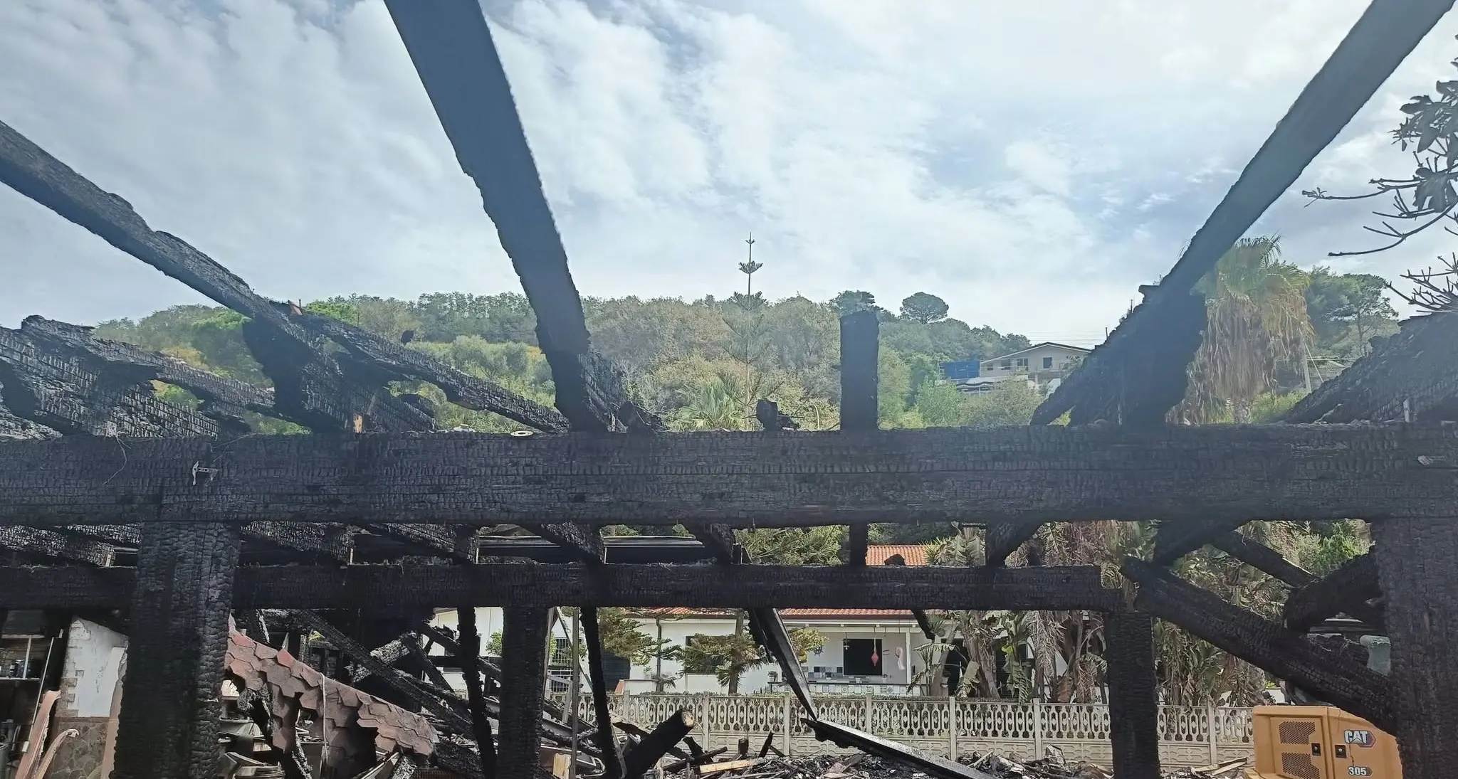 Pizzo, devastante incendio alla Marinella: il Lido Acqua Azzurra distrutto dalle fiamme, l’ipotesi del corto circuito\n