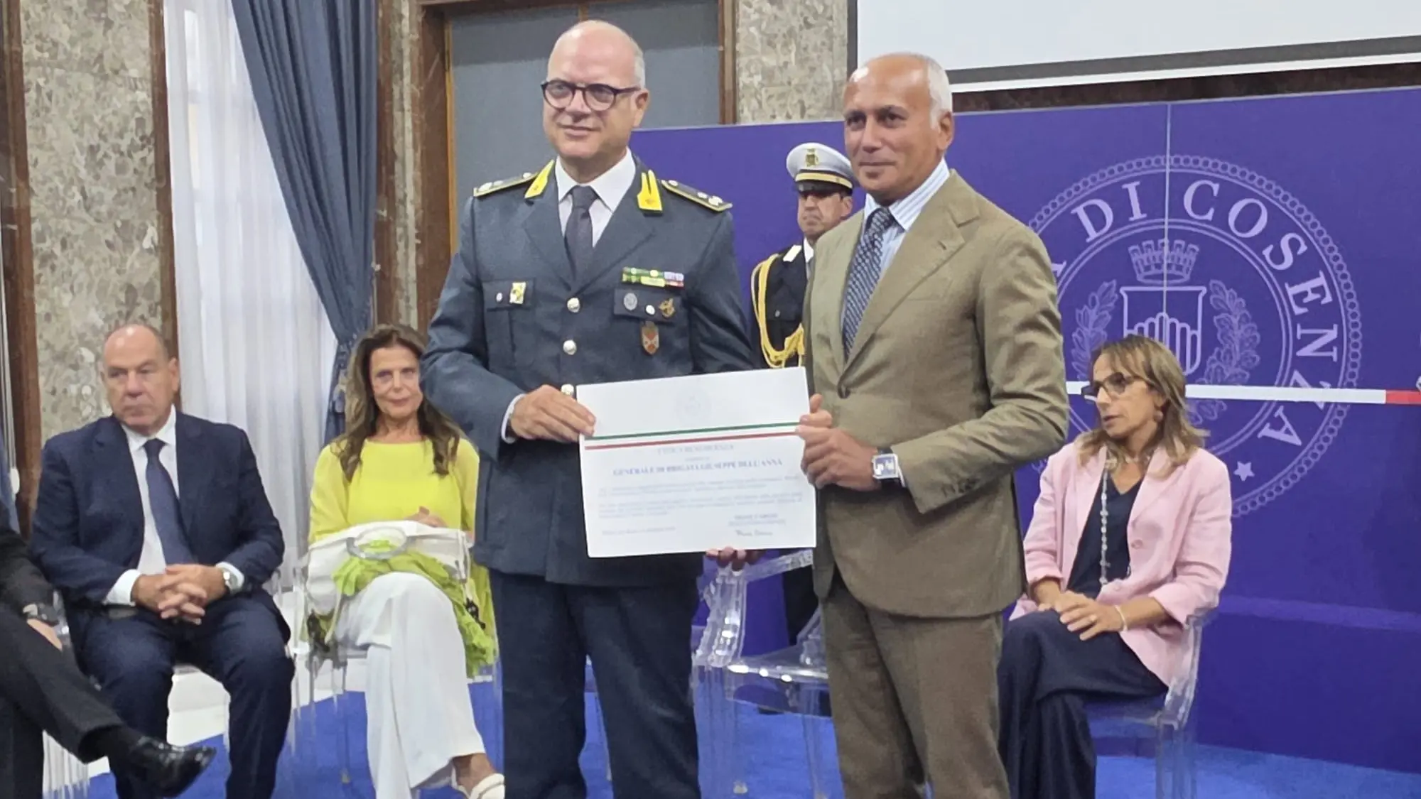 <p>Il generale Giuseppe dell'Anna, comandante del Comando Provinciale della Guardia di Finanza di Cosenza</p>\\n