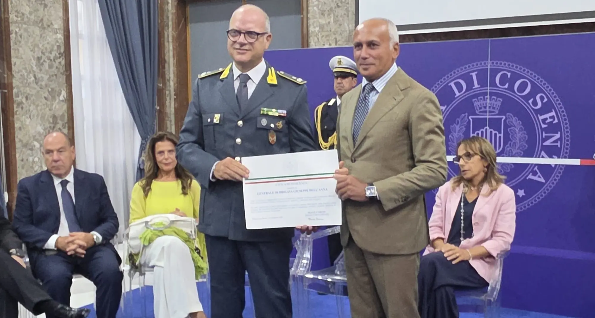 Cosenza conferisce la Civica Benemerenza al generale Giuseppe Dell’Anna in vista del pensionamento\n