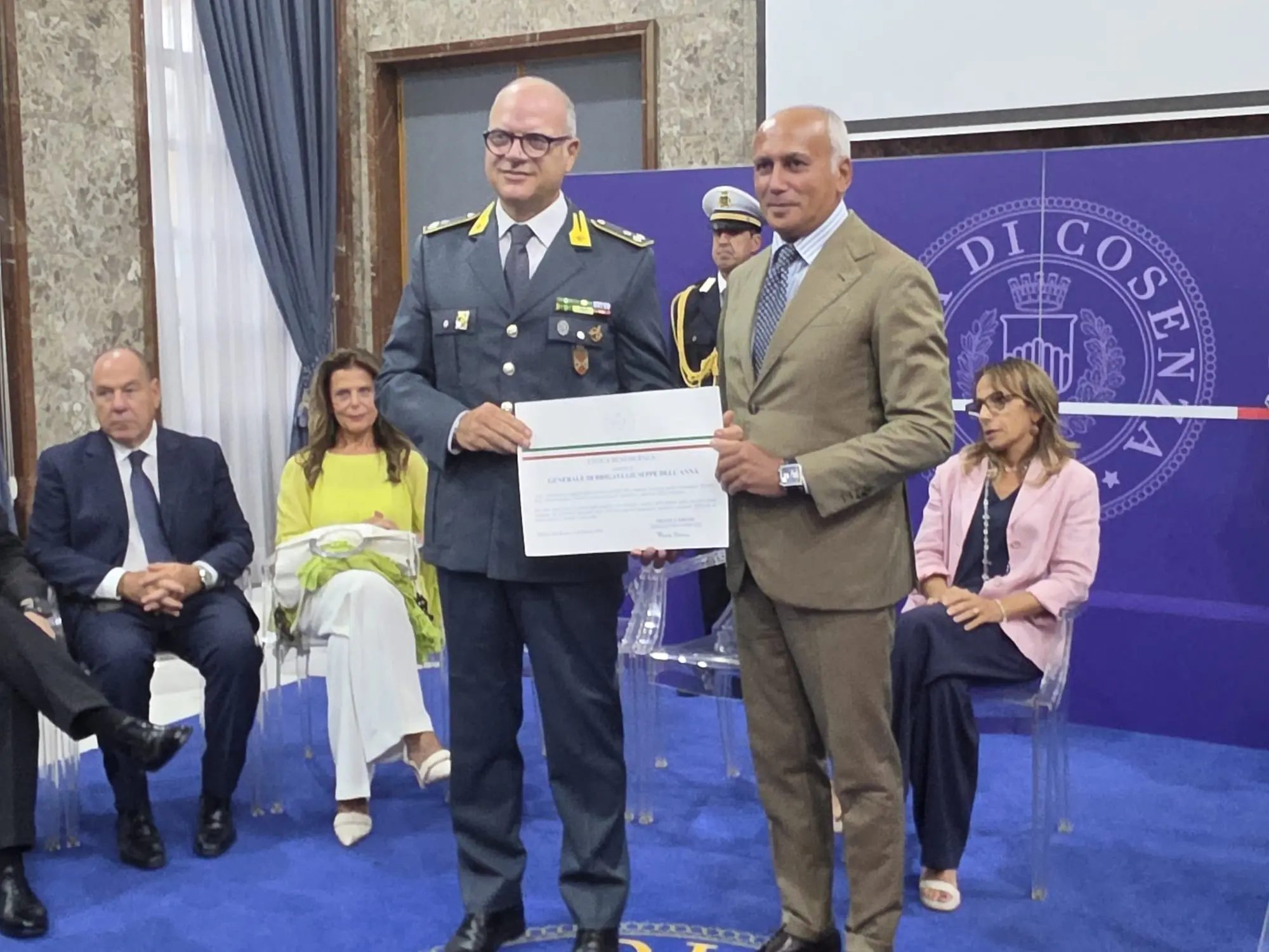 Cosenza conferisce la Civica Benemerenza al generale Giuseppe Dell’Anna in vista del pensionamento\n