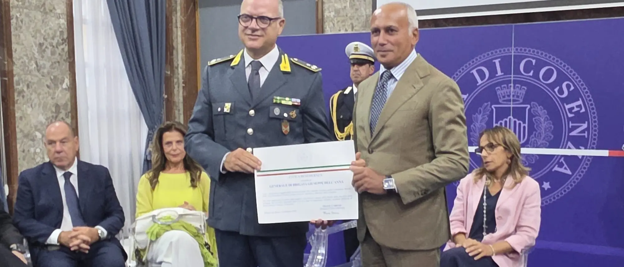 Cosenza conferisce la Civica Benemerenza al generale Giuseppe Dell’Anna in vista del pensionamento\n