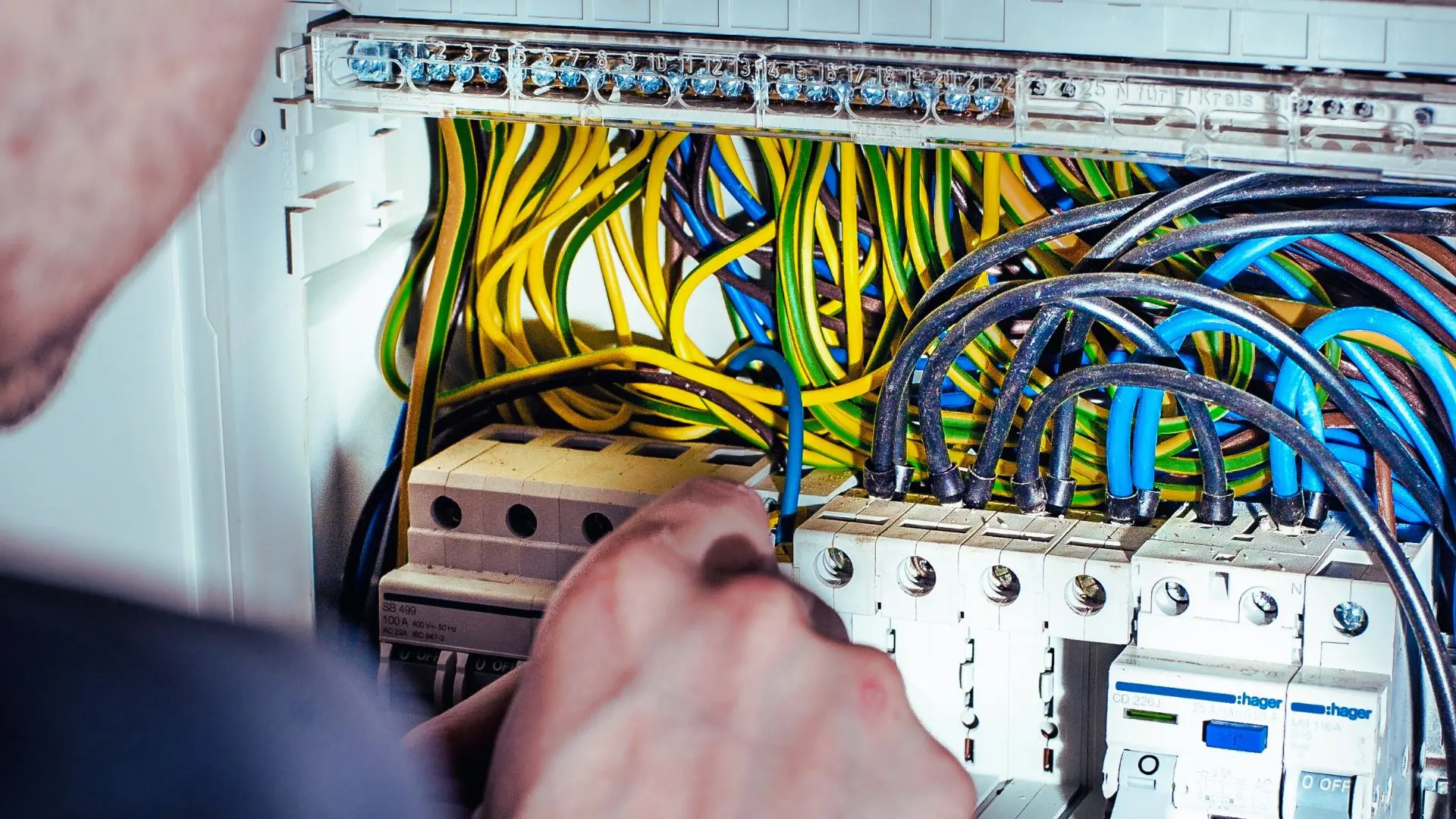 Cosenza, via alla riqualificazione dell’illuminazione pubblica: saranno sostituiti 140 quadri elettrici\n