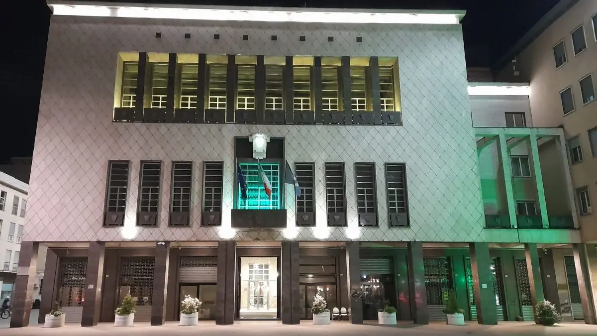 <p>Palazzo dei Bruzi colorato di verde</p>\\n