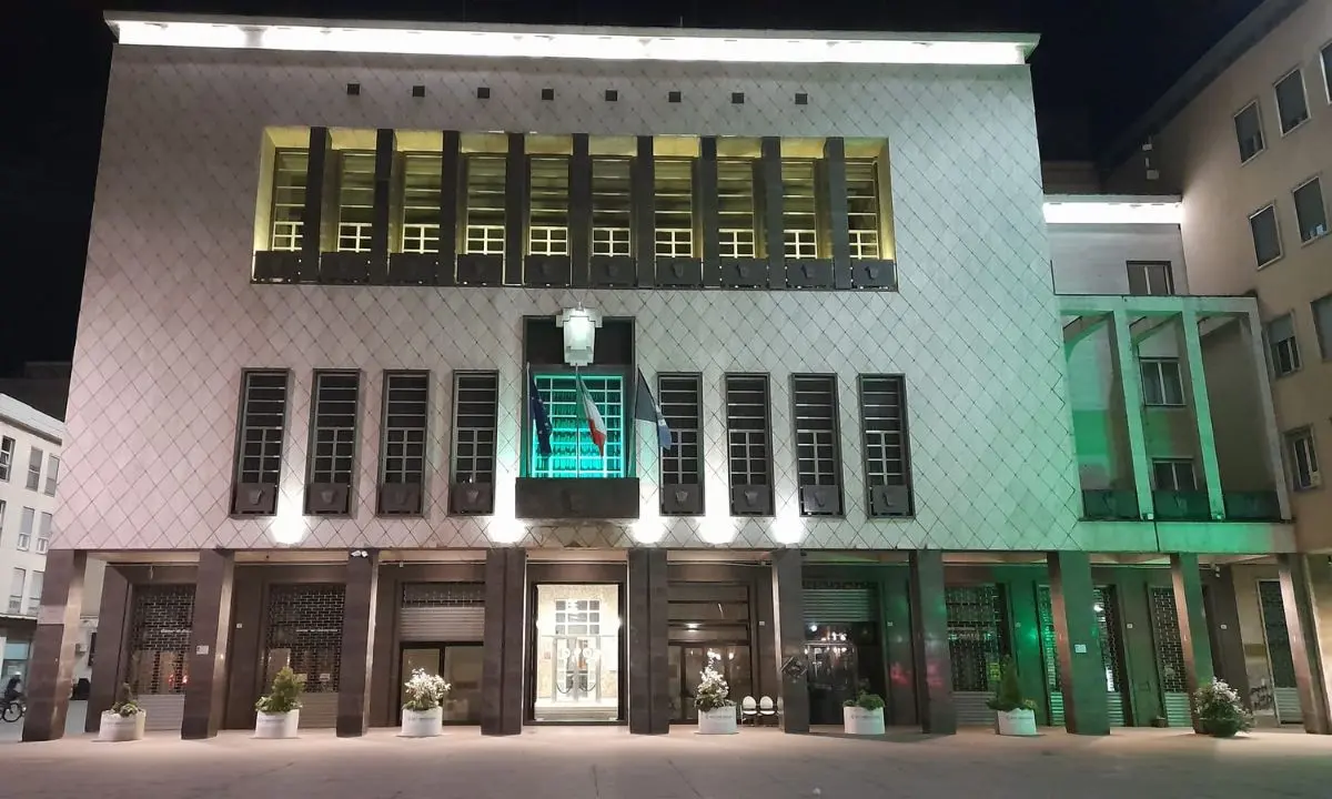 Giornata nazionale Sla, Palazzo dei Bruzi si illumina di verde per sensibilizzare\n