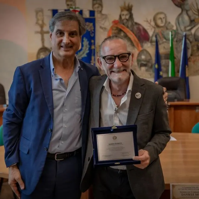 Cosenza, la Commissione Cultura premia il cantautore Daniele Moraca a Palazzo dei Bruzi\n
