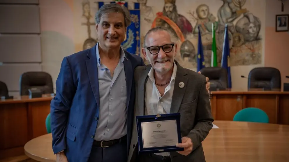 <p>Daniele Moraca riceve il riconoscimento della Commissione Cultura del Comune di Cosenza.</p>\\n