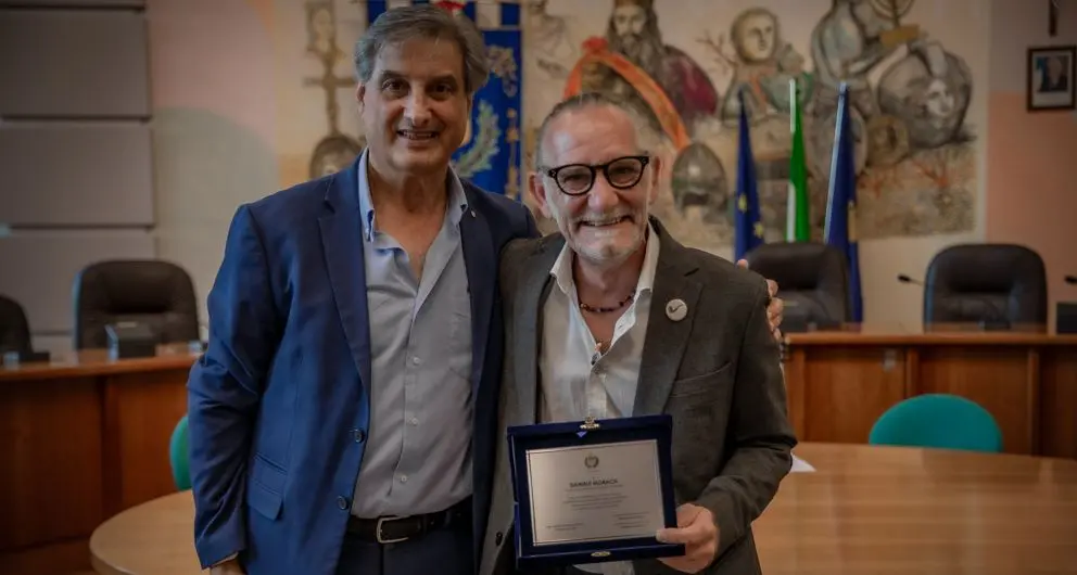 Cosenza, la Commissione Cultura premia il cantautore Daniele Moraca a Palazzo dei Bruzi\n
