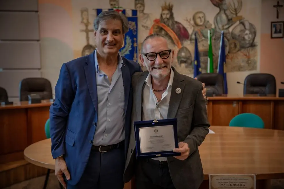 Cosenza, la Commissione Cultura premia il cantautore Daniele Moraca a Palazzo dei Bruzi\n
