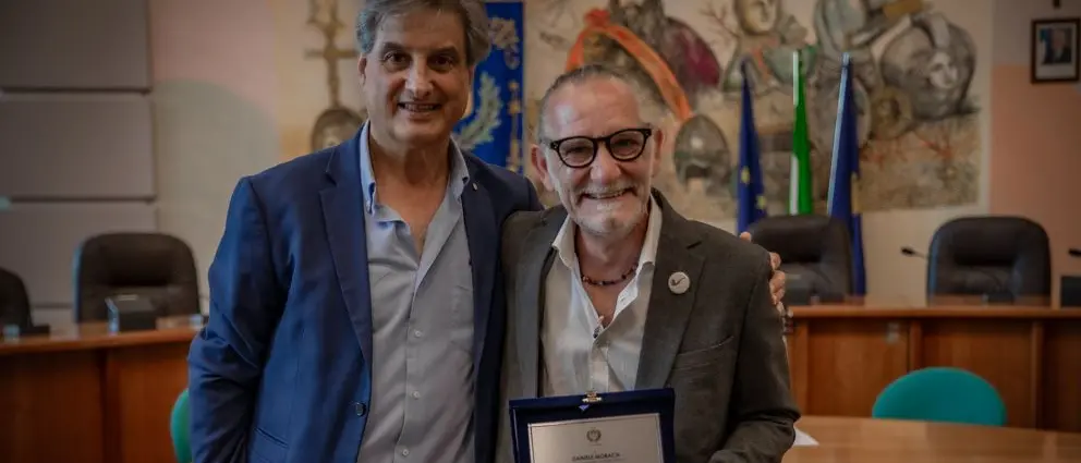 Cosenza, la Commissione Cultura premia il cantautore Daniele Moraca a Palazzo dei Bruzi\n