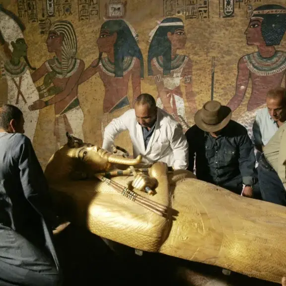 Tutankhamon, cosa c’è dietro la parete della tomba? Scoperti un corridoio e possibili camere segrete: torna il mistero di Nefertiti\n