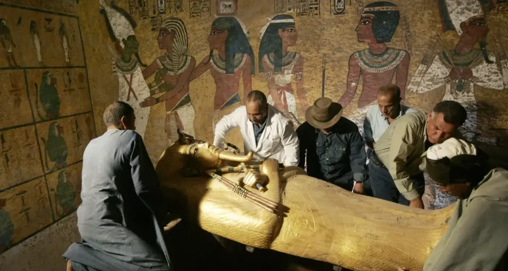 Tutankhamon, cosa c’è dietro la parete della tomba? Scoperti un corridoio e possibili camere segrete: torna il mistero di Nefertiti\n