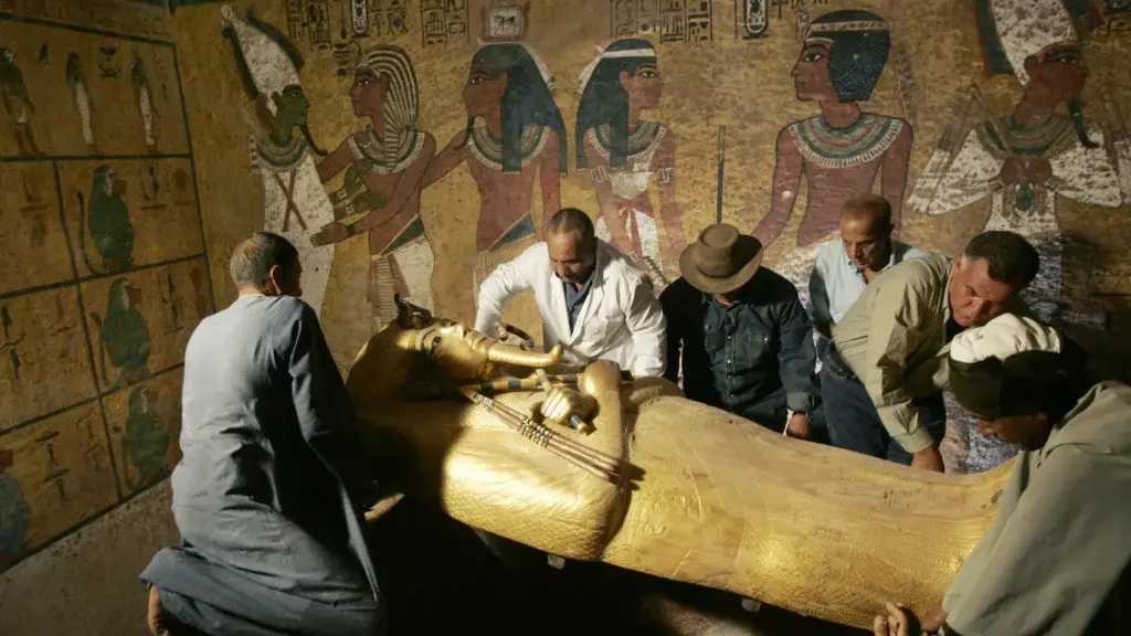 Tutankhamon, cosa c’è dietro la parete della tomba? Scoperti un corridoio e possibili camere segrete: torna il mistero di Nefertiti\n