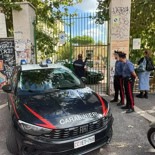 Roma, 13enne accoltella una prof a scuola: «La odiava perché aveva ricevuto un debito»\n