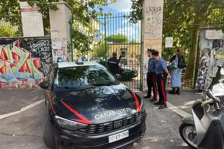 Roma, 13enne accoltella una prof a scuola: «La odiava perché aveva ricevuto un debito»\n
