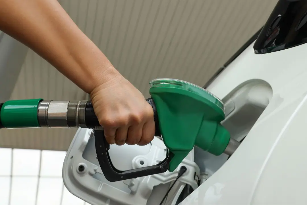 <p>Carburanti, la benzina arriva a 2,153 euro al litro mentre il gasolio a 2,330</p>
