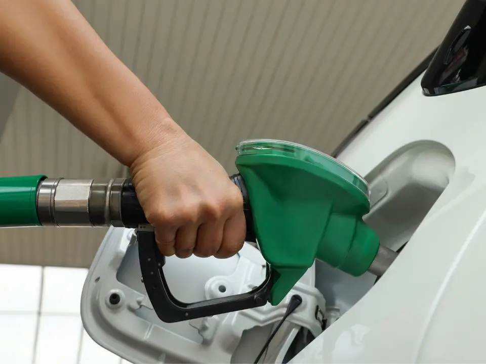 Prezzi carburanti ancora in salita: la benzina arriva a 2,153 euro al litro mentre il gasolio a 2,330