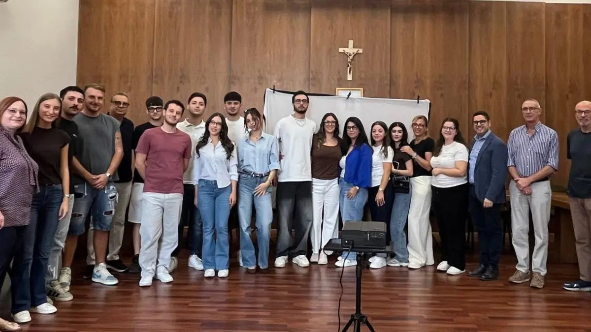 <p>I giovani volontari del Servizio civile universale nella sala consiliare di Saracena</p>\\n