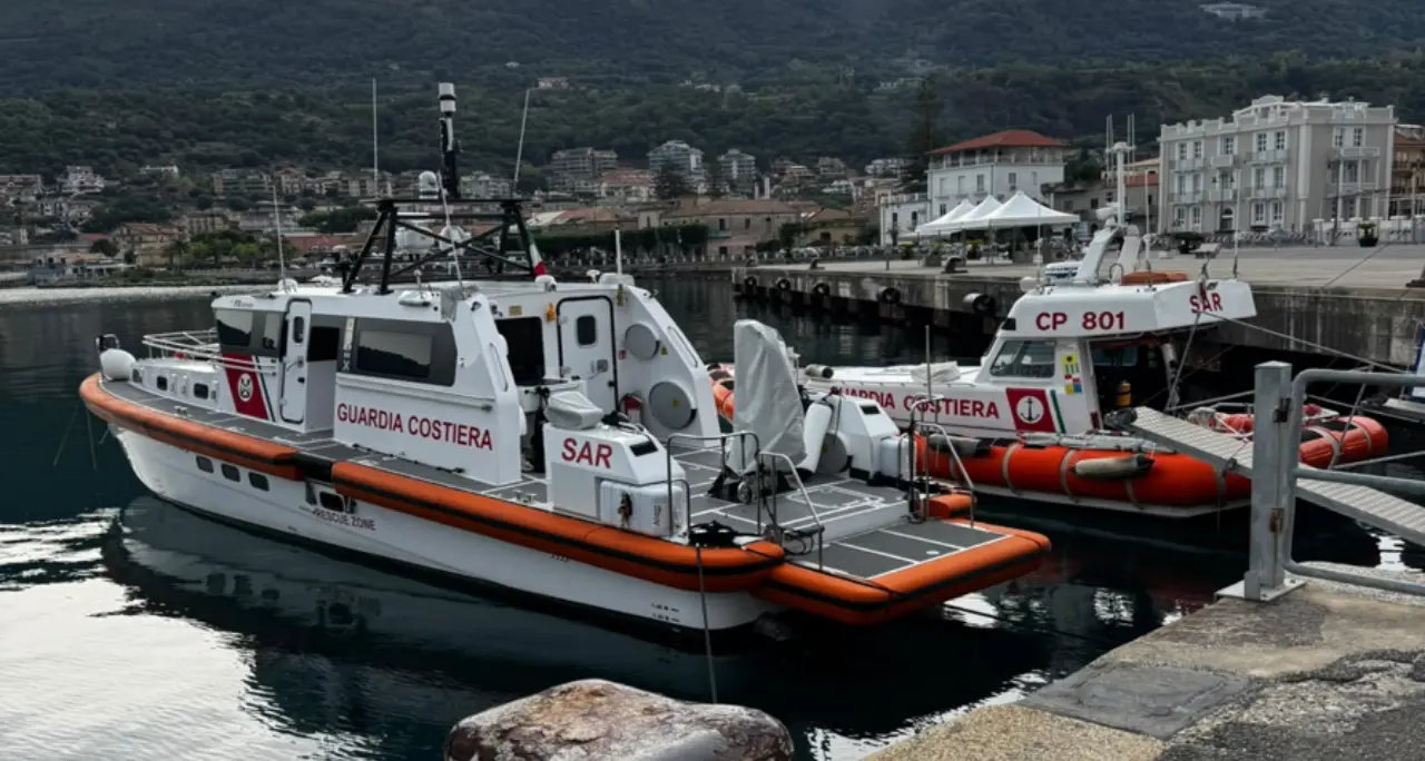Parghelia, la barca comincia ad affondare\u00A0e sette persone finiscono in mare: salvate dalla Guardia Costiera\n\u00A0\n
