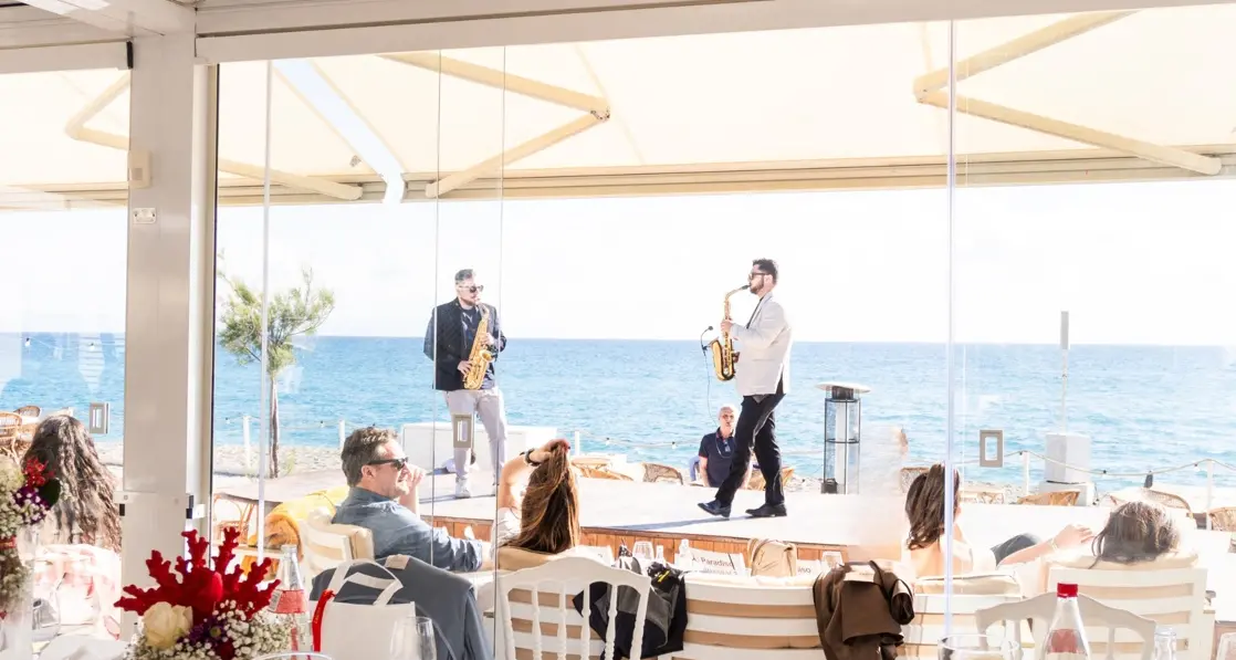 Domeniche Riva, a Falerna il pranzo vista mare diventa un’esperienza\n