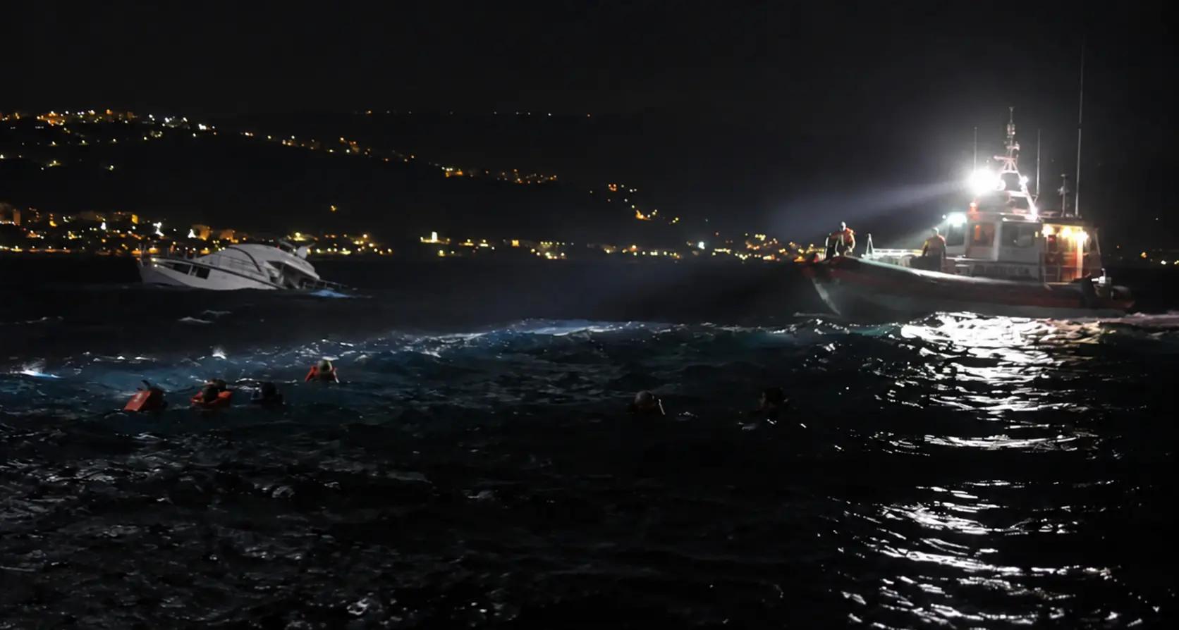 Parghelia, la barca comincia ad affondare\u00A0e sette persone finiscono in mare: salvate dalla Guardia Costiera\n\u00A0\n