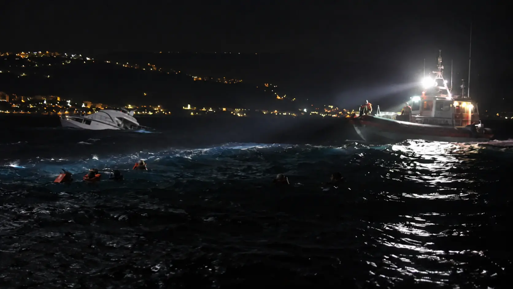 Parghelia, la barca comincia ad affondare\u00A0e sette persone finiscono in mare: salvate dalla Guardia Costiera\n\u00A0\n