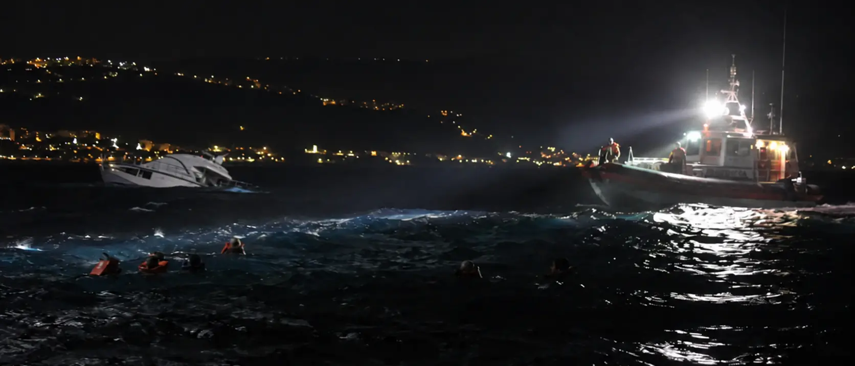Parghelia, la barca comincia ad affondare\u00A0e sette persone finiscono in mare: salvate dalla Guardia Costiera\n\u00A0\n