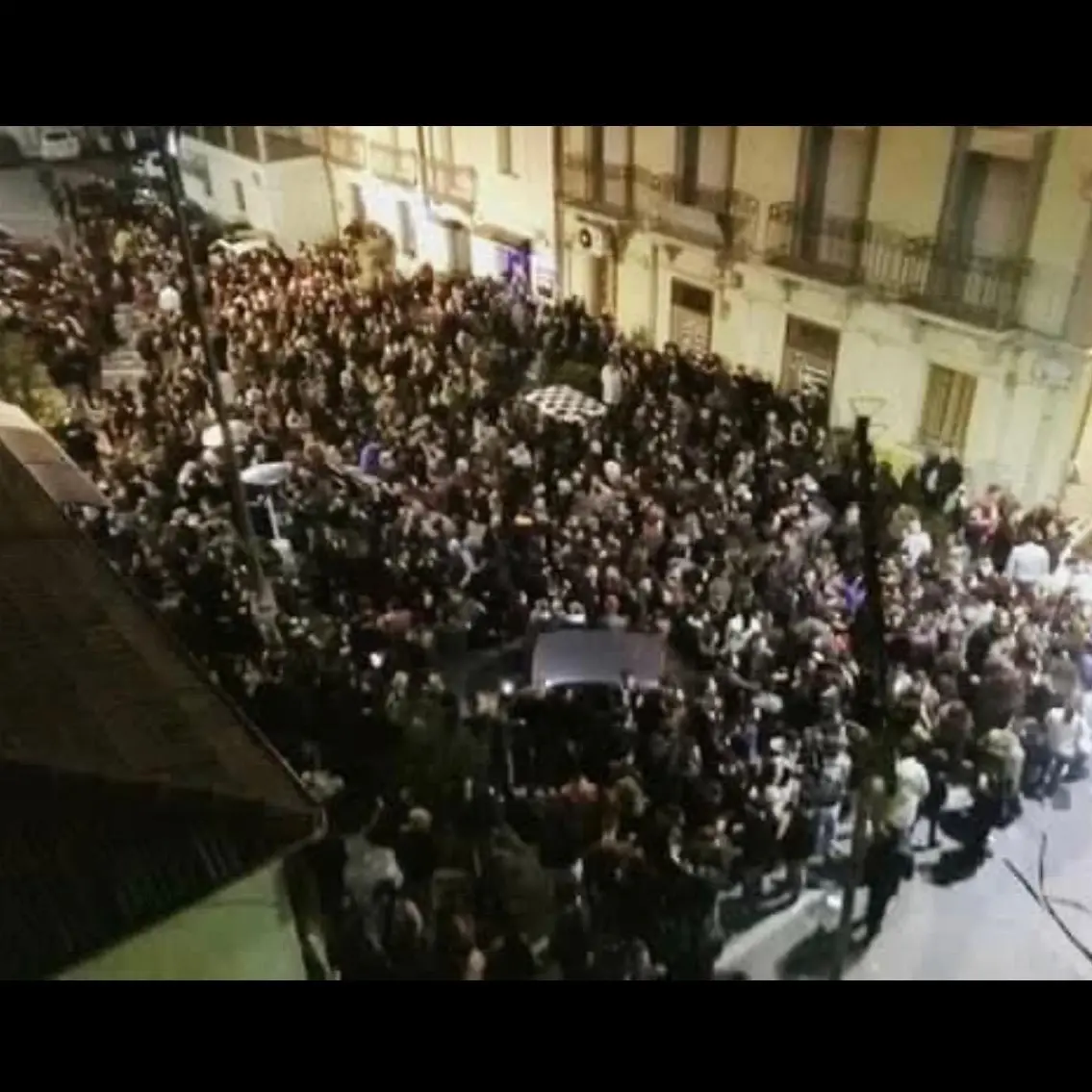 <p>La <span style=\"color:hsl(0,75%,60%);\">lenta agonia</span> del quartiere Lido, i gestori di locali notturni: «Mandare via i dj alle 23.30 non ha alcun senso»</p>