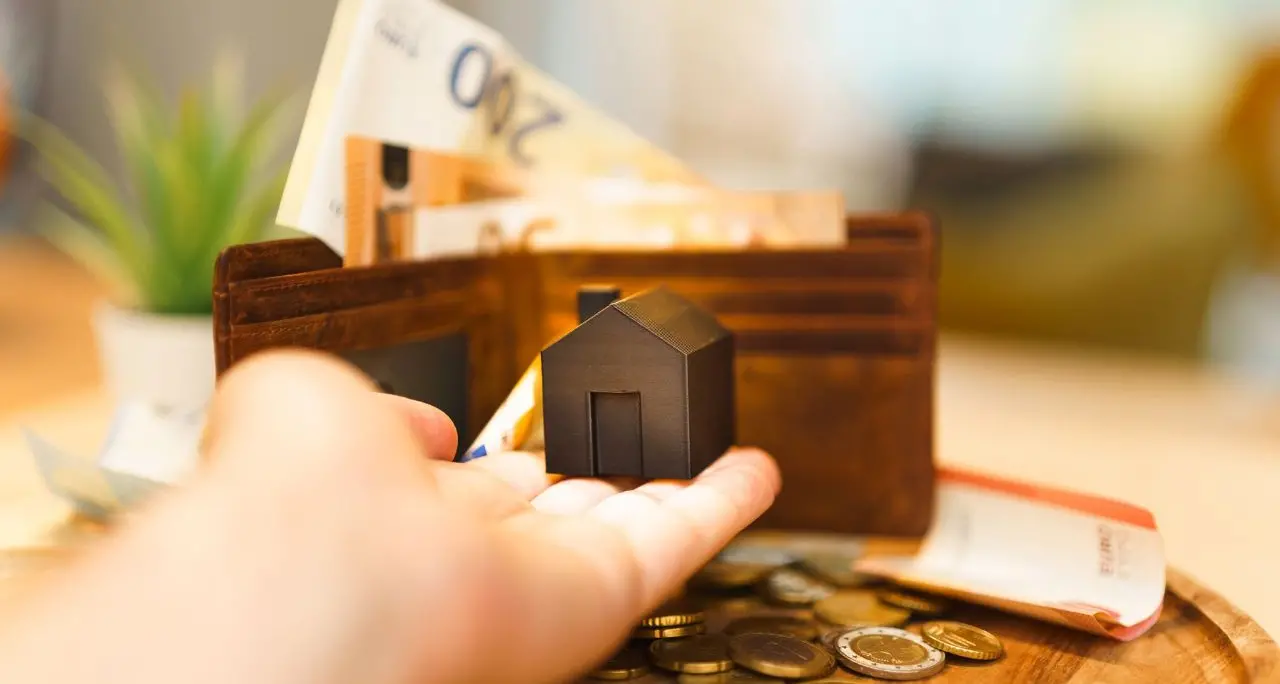 \nRisparmio, gli italiani diventano più prudenti: mettono soldi da parte ma hanno paura di investirli\n