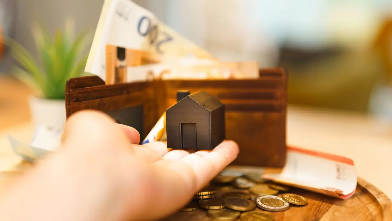 \nRisparmio, gli italiani diventano più prudenti: mettono soldi da parte ma hanno paura di investirli\n