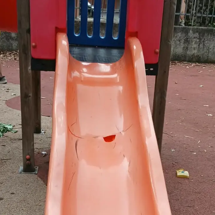 Vibo, scivolo rotto da un mese ma ancora accessibile: «Alcuni bambini si sono già fatti male, segnalazioni al Comune cadute nel vuoto»\n