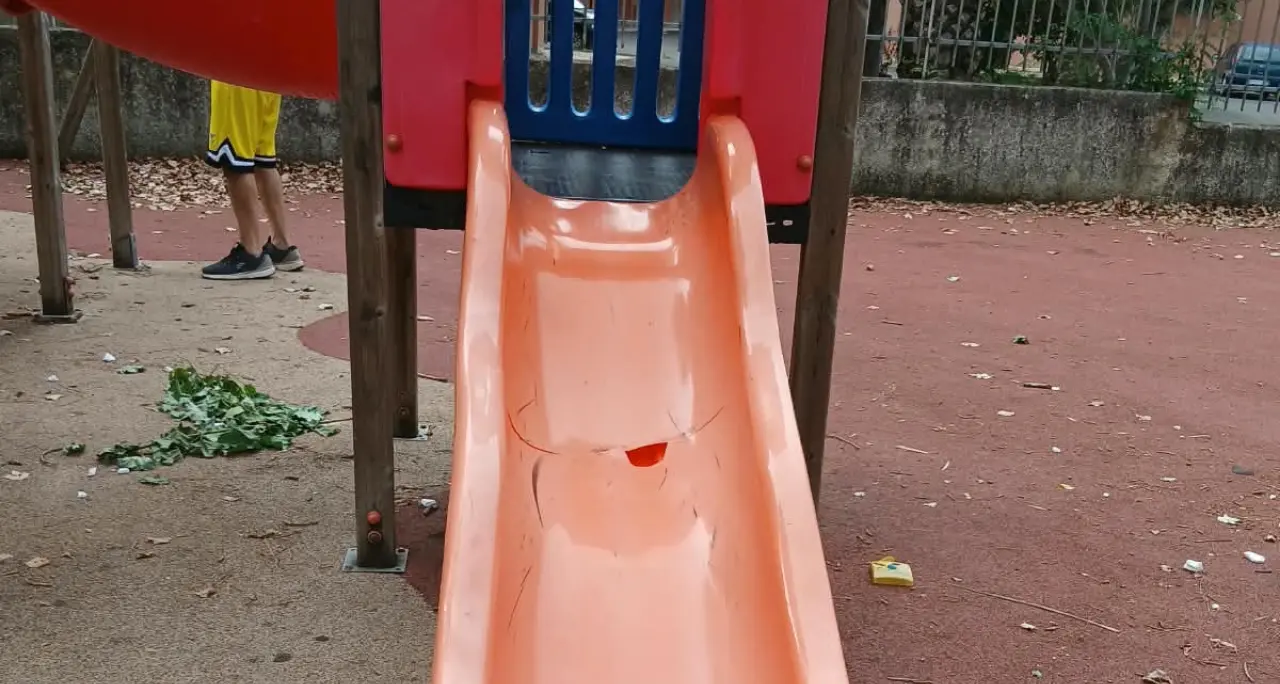 Vibo, scivolo rotto da un mese ma ancora accessibile: «Alcuni bambini si sono già fatti male, segnalazioni al Comune cadute nel vuoto»\n