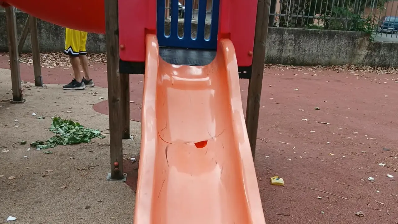 Vibo, scivolo rotto da un mese ma ancora accessibile: «Alcuni bambini si sono già fatti male, segnalazioni al Comune cadute nel vuoto»\n