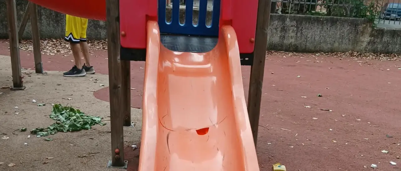 Vibo, scivolo rotto da un mese ma ancora accessibile: «Alcuni bambini si sono già fatti male, segnalazioni al Comune cadute nel vuoto»\n