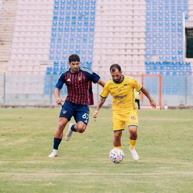 <p>Cosenza-Scafatese 1-1, il brodino è ancora freddo: lupi raggiunti nel finale dall’ex Emmausso</p>