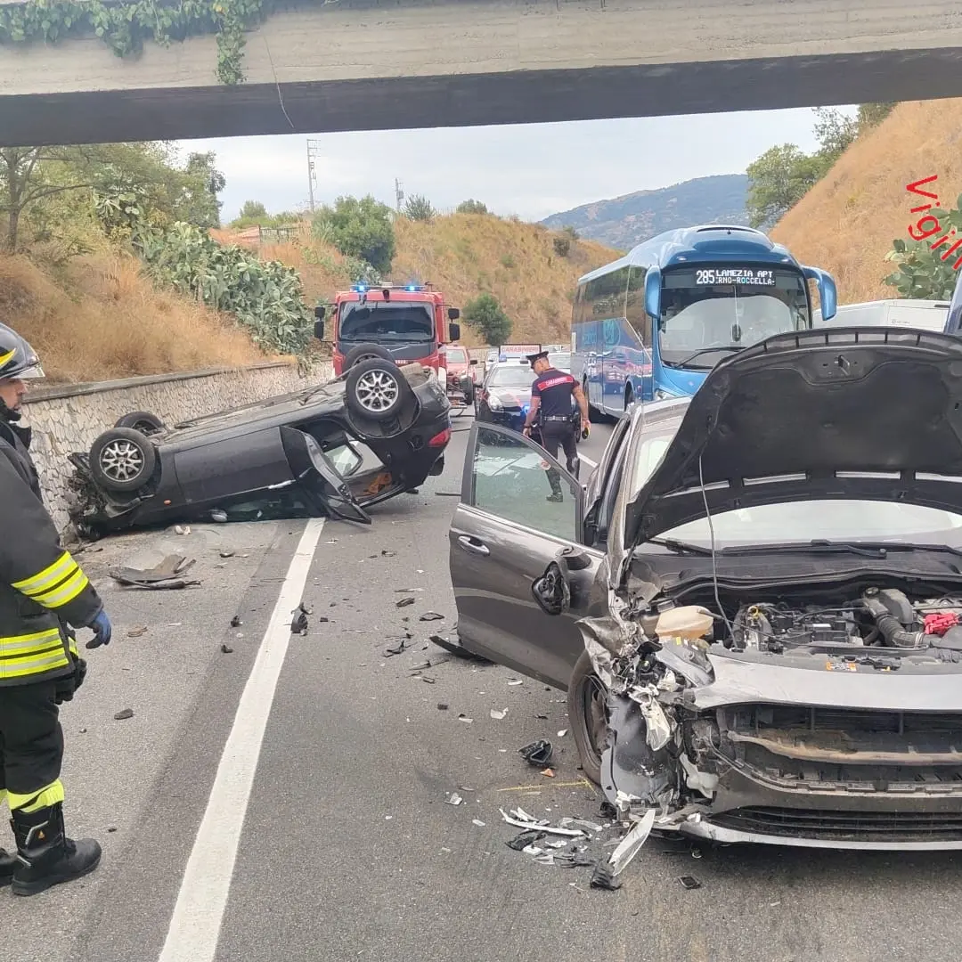 Paura per un incidente sulla Statale 106 a Stalettì: scontro tra due auto, una si ribalta. Quattro feriti in ospedale\n