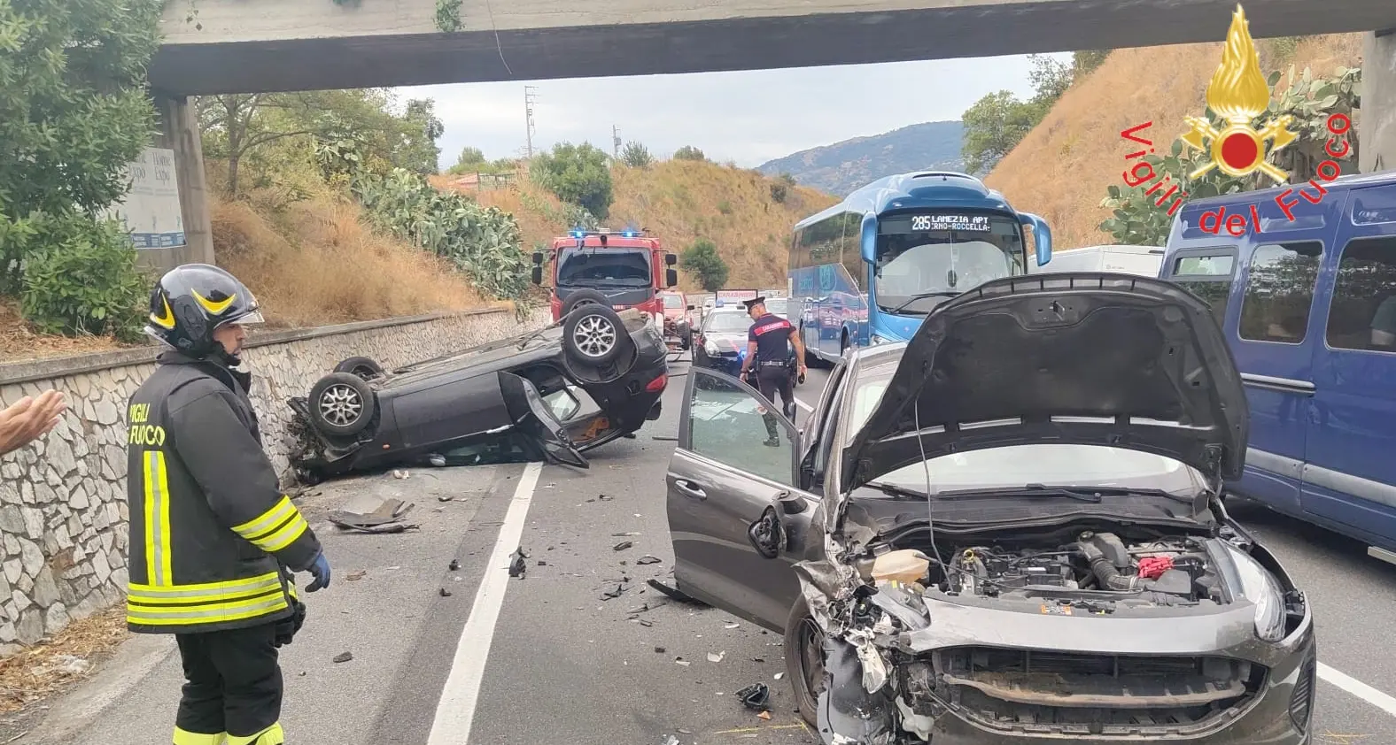 Paura per un incidente sulla Statale 106 a Stalettì: scontro tra due auto, una si ribalta. Quattro feriti in ospedale\n